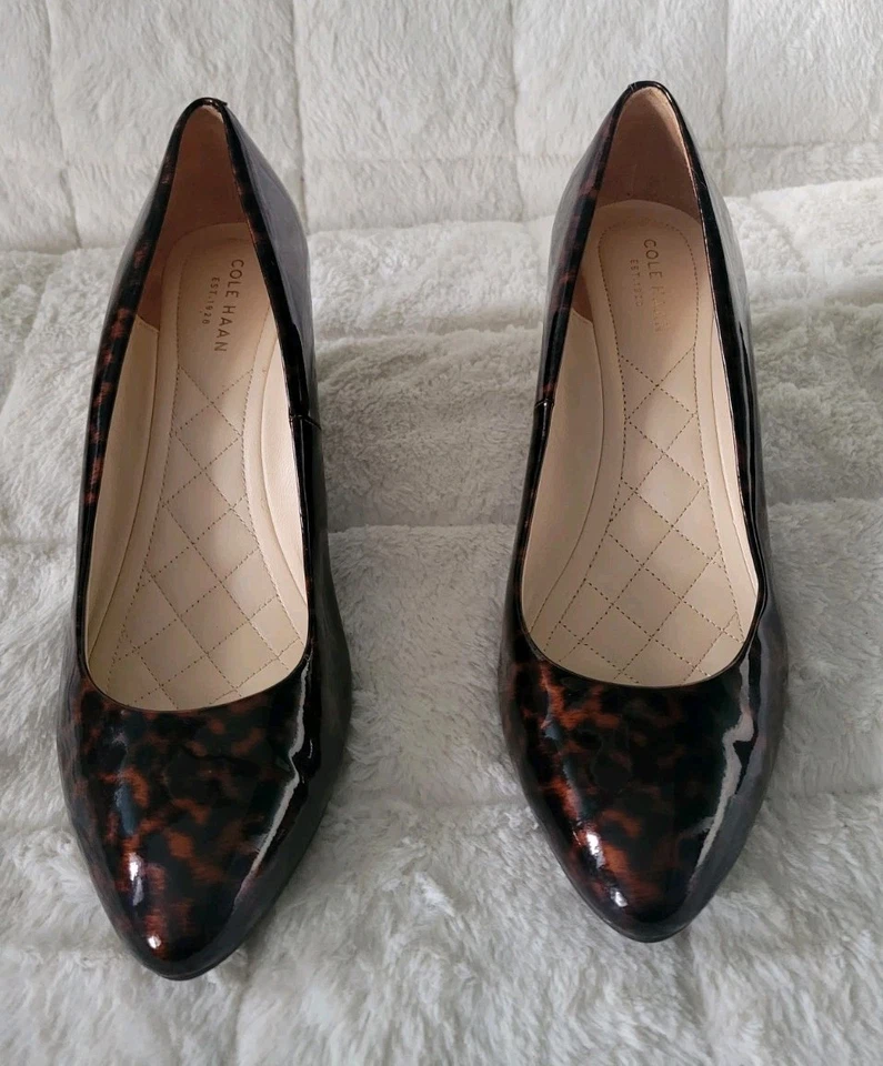 Tacones de cuña Cole Haan Tali Luxe charol tortuga talla 8,5 marrón punta puntiaguda Foto 2 de 4