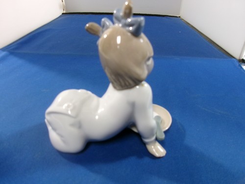 Estatuilla de porcelana NAO by Lladro - Bebé niña comiendo con cuchara de plato - Imagen 6 de 9