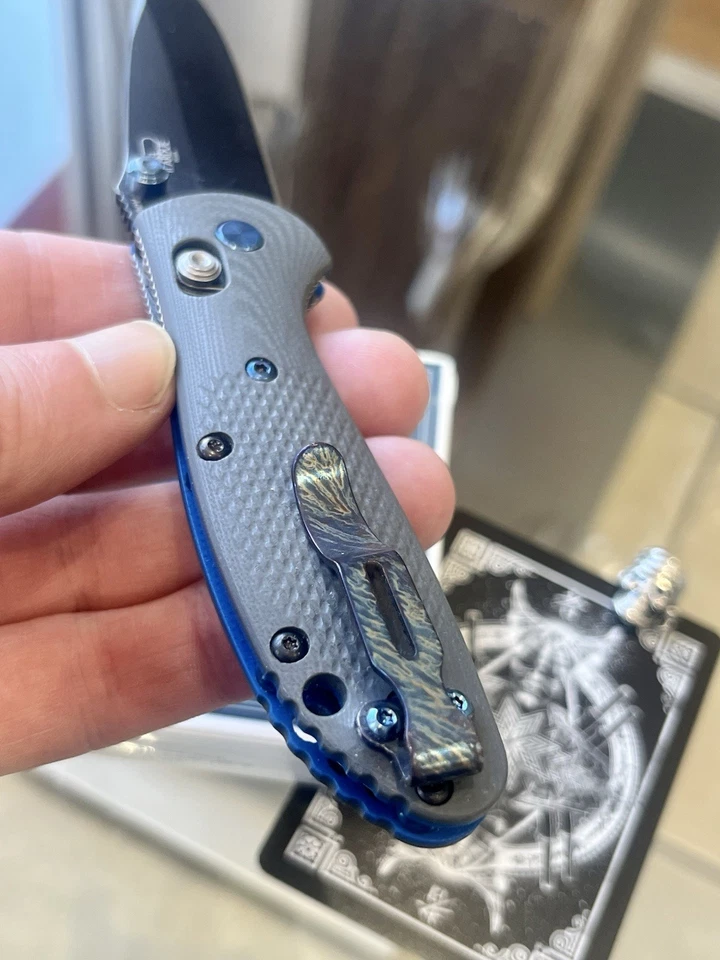 Benchmade 556 ЭКСКЛЮЗИВНЫЕ Мини Griptilian, Pardue Роскошный Класс Синие Титановые Запчасти - Изображение 2 из 4