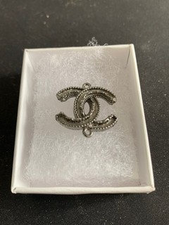Breloque pendentif Chanel en métal argenté