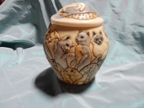 Harmony Kingdom Jardinia Collection Cats Galore Carved Trinket Box