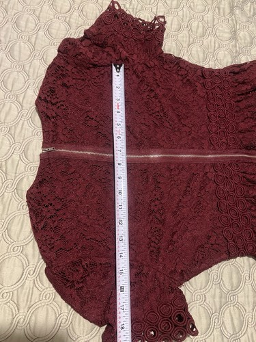 Francesca’s burgunderrotes Kleid Baby Puppenstil Spitze gefüttert Empire-Taille Größe Large - Bild 11 von 12