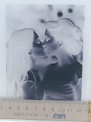 2##Photo negative film - Vignage - Kissing women - Lesbian couple - Love - Kiss - Picture 3 of 4