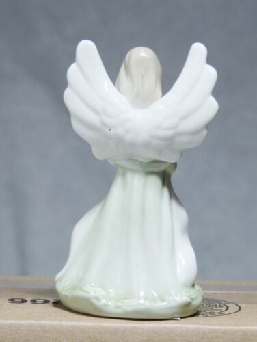 Statuina vintage 4,5" porcellana bianca con ali di angelo che canta - Foto 3 di 5