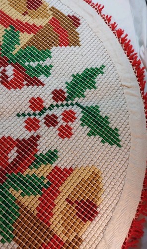 Vintage Handmade Latch Hook Christmas Tree Skirt Jingle Bells Red Green Gold 33” - Picture 16 of 17