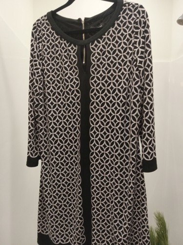 Classy White House Black Market Size XL Geometric Shift Dress, Black & White