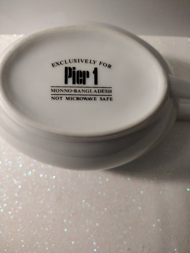 Holidays Kitchen Porcelain Gravy Boat Goldline with Under Plate Pier 1 Great - Picture 8 of 11