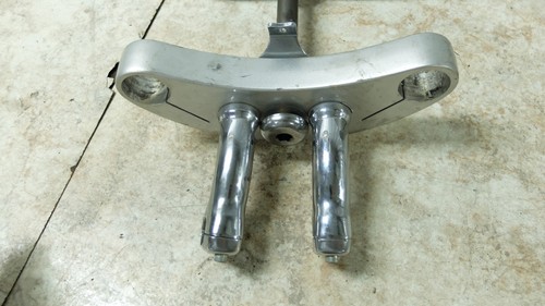01 Victory Polaris V92C V92 C Deluxe triple tree front fork shock mount clamp - Picture 2 of 4