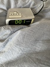 Sony ICF-C 205 S Wecker Uhrenradio UKW AM Silber Netzbetrieb