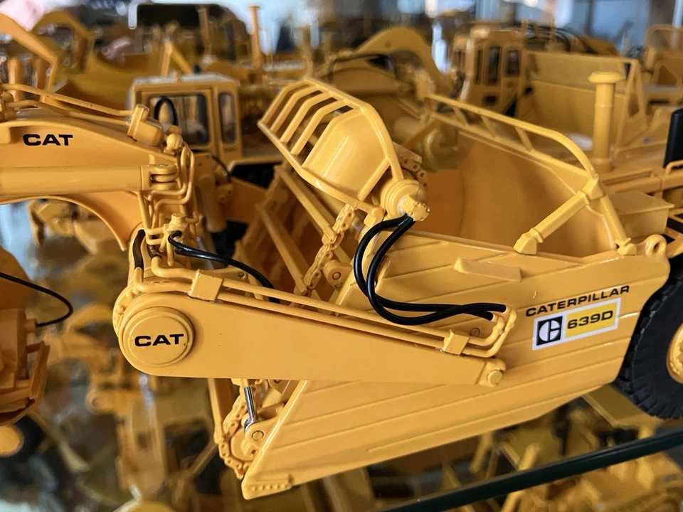 Schürfkübel / Kratzband/CCM CAT 639D Elevating Scraper, 1:48 - Bild 2 von 4