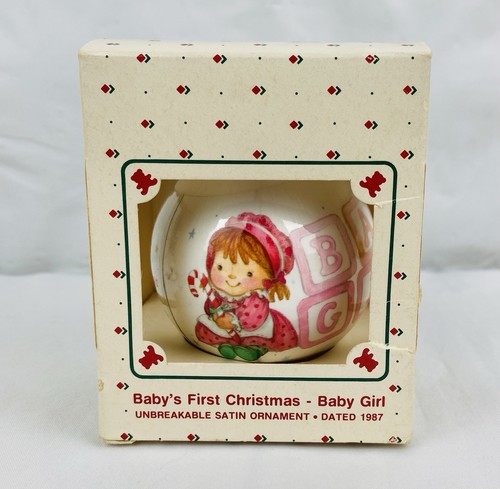 De colección Fechado 1987 Bebé’s Primer Adorno de Navidad Fresa Shortcake Sello Caja - Imagen 1 de 7