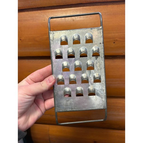 Vintage Metall Reibe Küchenutensilien Lebensmittel Vorbereitung Werkzeug Käse Gemüse groß - Bild 2 von 4