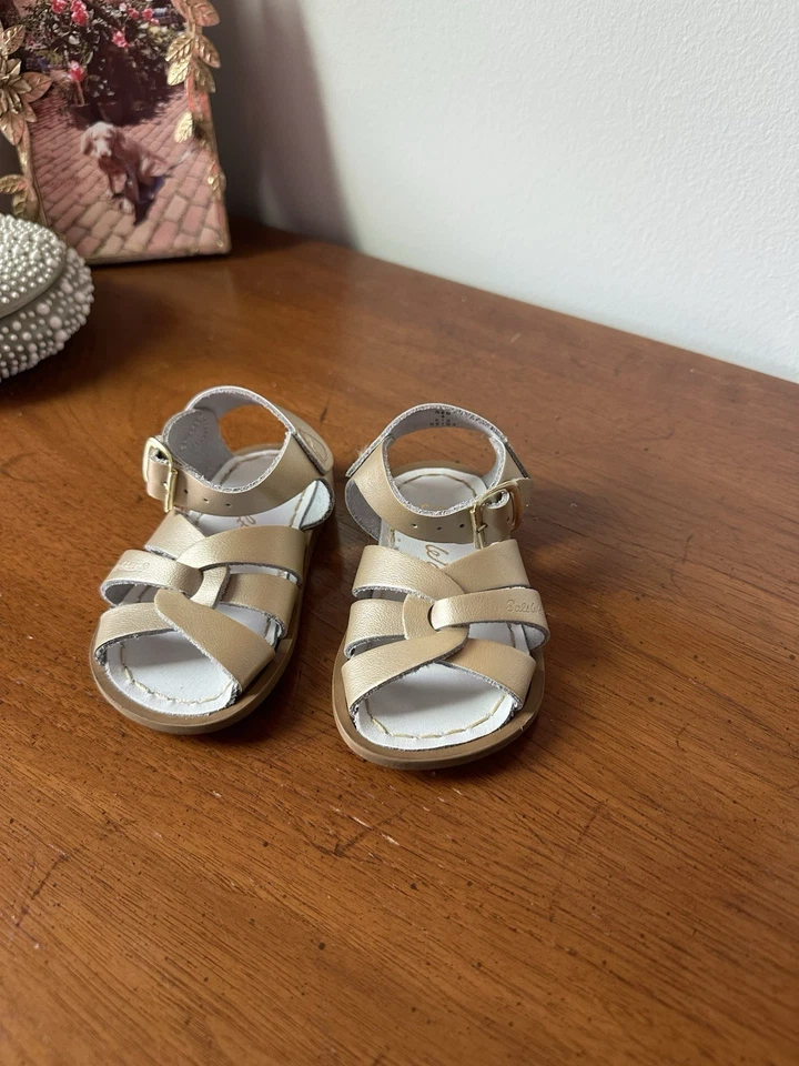 Sandalias de agua salada usadas en excelente estado zapatos de cuero dorado Heidi, talla 4 (120) Foto 4 de 4