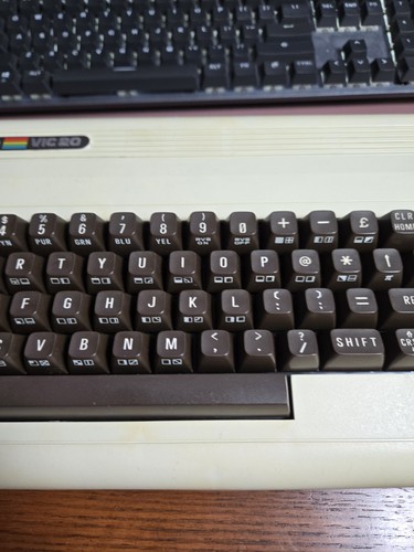 Computer Commodore VIC-20 vintage con scatola ricambi/riparazione, si accende retrò - Foto 3 di 7