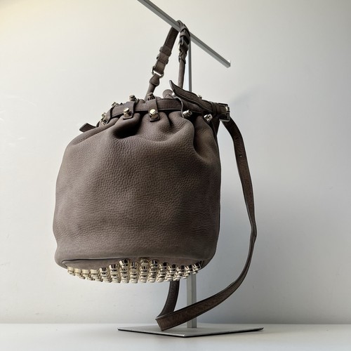 ALEXANDER WANG Diego Echtleder taupe grau Bucket Schulter Crossbody Tasche Nieten