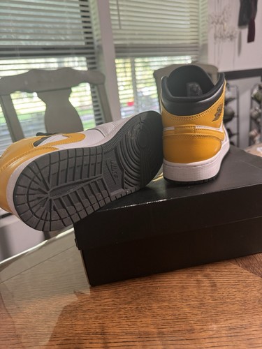 Size 4.5 - Air Jordan 1 Mid University Gold — 554725-170 (O9) - Picture 8 of 8