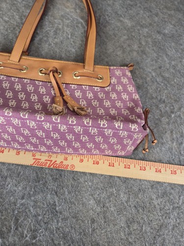 Bolso de Hombro Dooney & Bourke Cuero Recortado Púrpura Lona Logo - Imagen 9 de 11