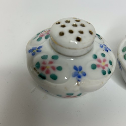 Par De Saleros Y Pimenteros De Colección Diseño Floral Festoneado Pintado A Mano - Imagen 2 de 5