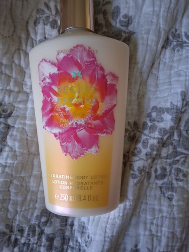 Secret Escape Victoria's Secret feuchtigkeitsspendende Körperlotion 8,4 fl. Oz. eingestellt