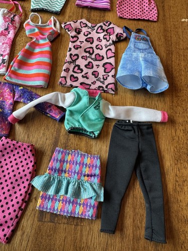 Barbie Kleidung Outfits Kleider Röcke Oberteile Hosen Paket Set Rosa - Bild 7 von 9