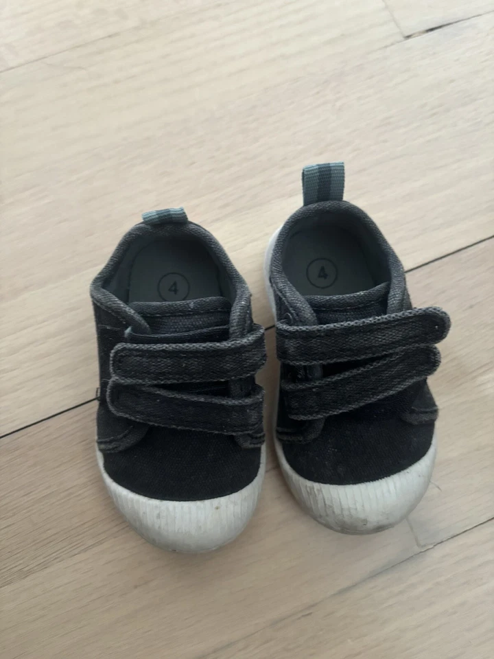 Lote de zapatos Carters niños pequeños talla 4 Foto 4 de 4