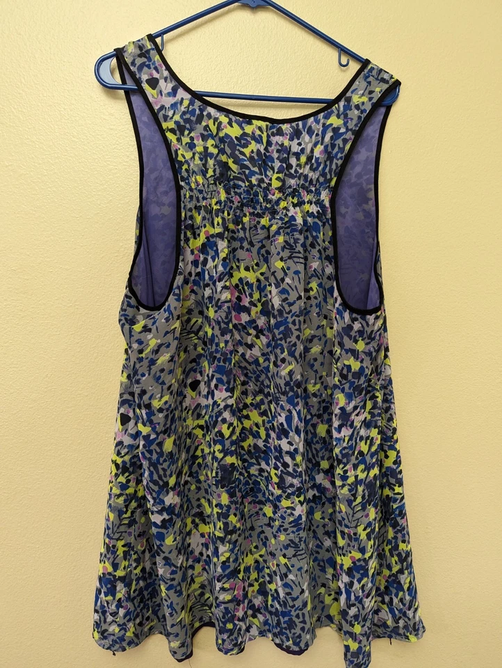 Camiseta sin mangas Beverly Drive para mujer 30-22 W diseño abstracto azul Foto 2 de 4