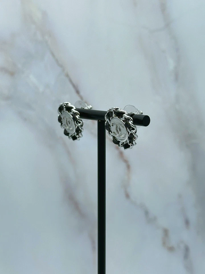 Pendientes redondos Chanel negros y plateados CC Foto 3 de 4