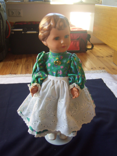 Puppe Künstlerpuppe mit Rufstimme in grün gemustertem Kleid weiße Schürze Juwel