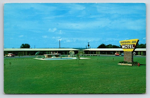 Postcard Ozark, Alabama  Barbara Ann Motel Restaurant Pool Old Automobiles  - Picture 1 of 2