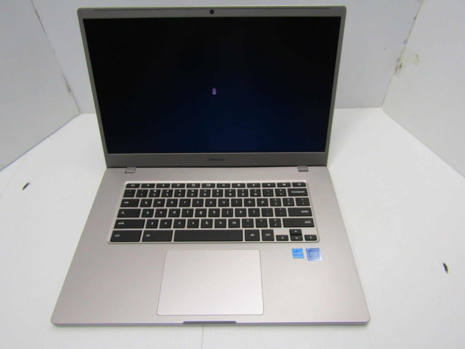 Samsung Chromebook 15.6" - Platinum - Picture 4 of 7