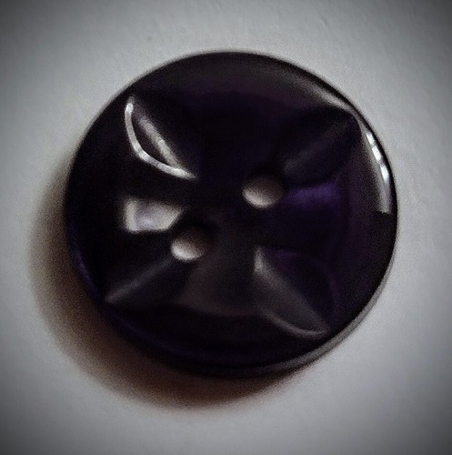 1/2" 2-Hole Star Design Plum Craft/Clothing Buttons - Picture 3 of 4
