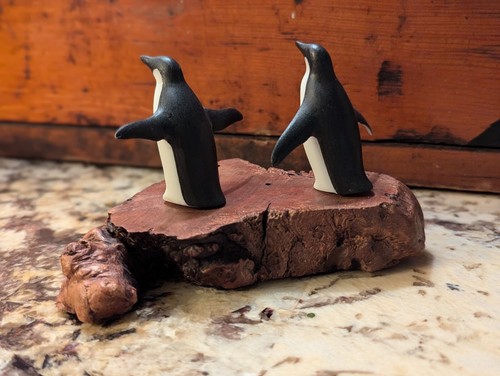 Vintage John Perry Paar Pinguine auf Wurzelholzsockel, signiert - Bild 6 von 9