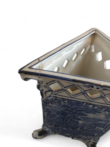 Rare J. Kent Fenton Triangular Blue & White Reticulated Vase – Pastoral Scene. - Picture 15 of 17