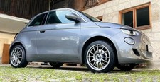 Fiat 500e Cabrio FA1 MAK XLR Radsatz 7Jx17 Et 35 Schwarz Glanz 205/45R17 Nexen