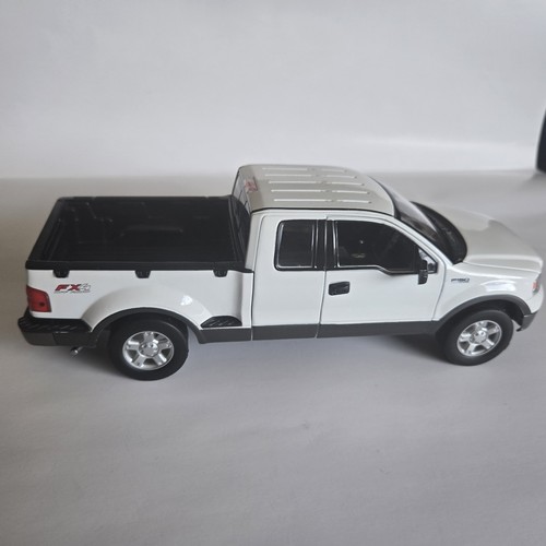 Ford F-150 triton 2004 FX4 OFF ROAD 1/24 Scale (used good condition)