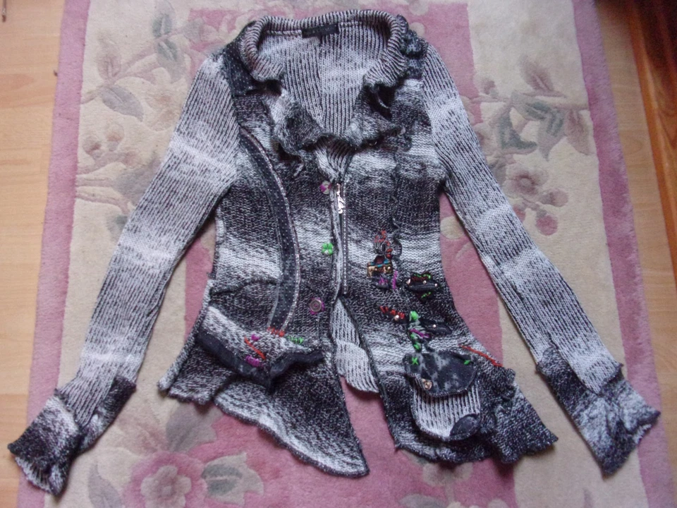 JuJu & Christine Zipfel Volant Jacke Strickjacke Stickerei Rüschen Glitzer S - Bild 3 von 4