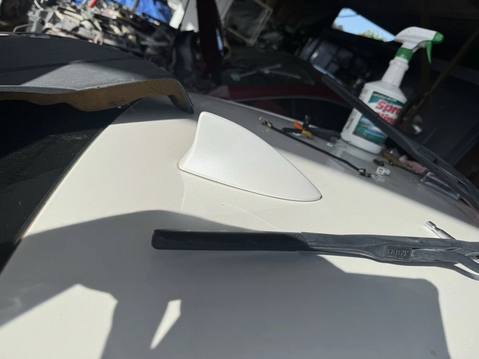 ANTENA ROOF SHARK LEXUS IS200/250/ IS350 (2014-2020) FABRICANTE DE EQUIPAMENTO ORIGINAL - Imagem 2 de 4