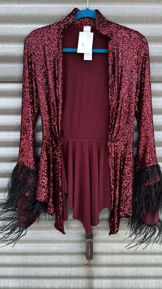 Lencería Trashy Tatianna Pluma Chaqueta Disfraz en Borgoña Exquisita Secuencia Foto 2 de 4