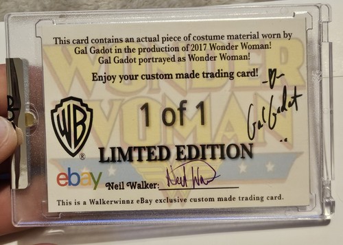 Mujer Maravilla Pantalla Usado Disfraz Tarjeta de utilería Reliquia Película Memorabilia Gal Gadot Casi Nuevo - Imagen 17 de 20