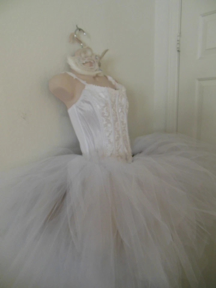 万圣节 白色 狐狸 定制 服装 VIOLET CASTLE 服装 - 尺寸 M 全新带标签 — 第 4/4 张图片