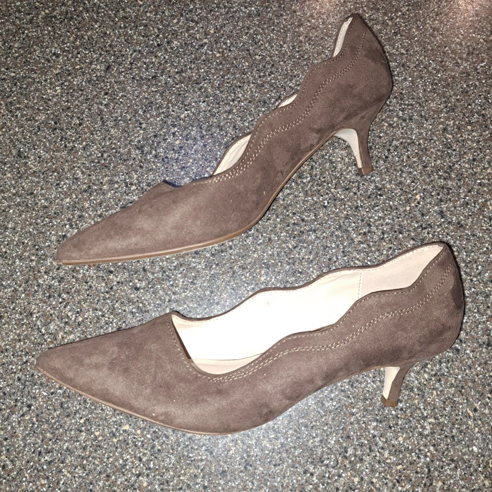 Zapatos de salón Athena Alexander para mujer marrón imitación gamuza talla 6 1/2 tacón de gatito  Foto 3 de 4