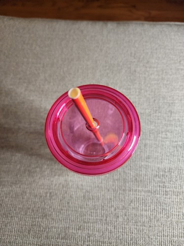 T-Mobile Tuesdays Plastikbecher Gay Pride LGBTQ Regenbogen Tasse mit Deckel und Strohhalm - Bild 3 von 4