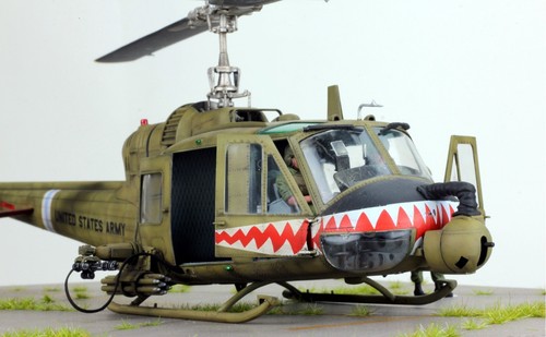 PreSale UH-1C Huey Frog Gunship /w 04 crews Vietnam war 1:35 Pro Built Model - Picture 7 of 22