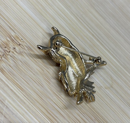 Vintage Monet Gold Tone Owl Bird Brooch Pin Green Rhinestone Eyes. - Picture 4 of 12