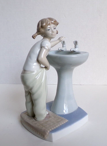 Vintage Clean up Time Lladro Porcelain Figurine #4838 with Box New 7.5" Height - Picture 12 of 18