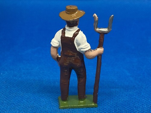 Farmer With Pitchfork By Fylde (yellow 87) - Picture 3 of 8