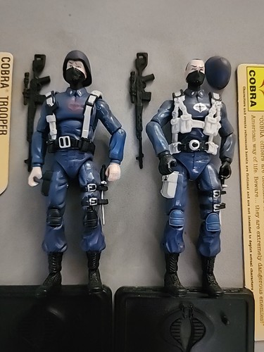 LOTE DE 2 FIGURAS COMPLETAS HASBRO GI JOE 25º COBRA OFICIAL Y SOLDADO con tarjeta de archivo - Imagen 2 de 3