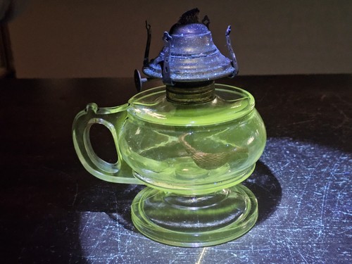 Antiker Manganglas Öllampenfuß leuchtet grün unter 365nm UV Licht Vintage 