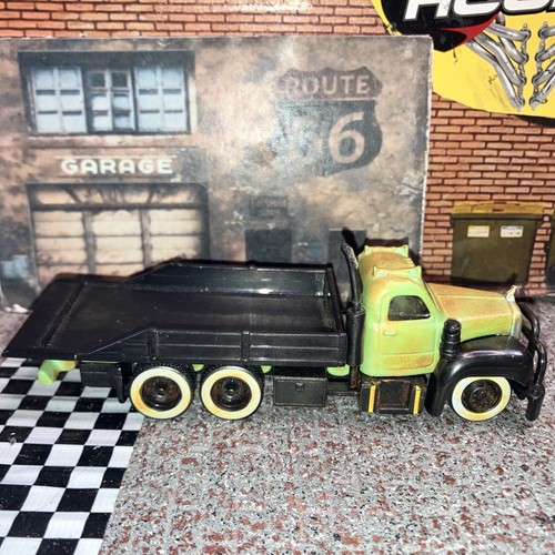 Maisto 1:64 1963 Mack B-61 Flatbed Rubber Tires/Roll Back Bed/ Van Not Included - Picture 3 of 11