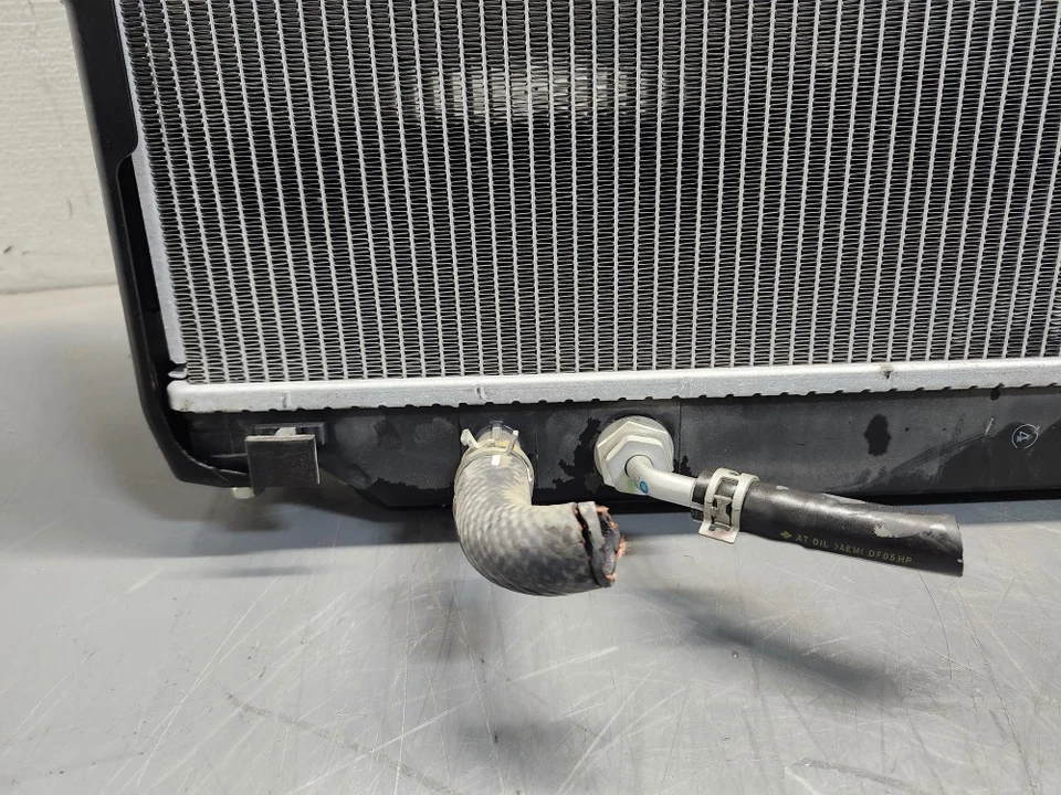 Radiador de refrigeración Lexus GX460 2024 3,4 L OEM Foto 2 de 4